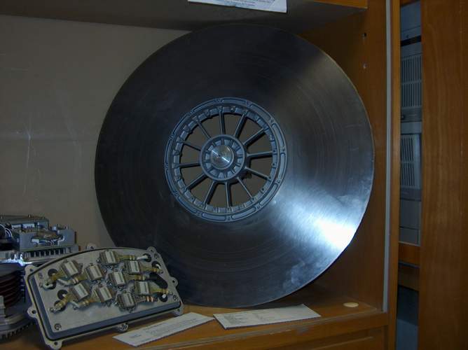 Eine Computerfestplatte von Telefunken