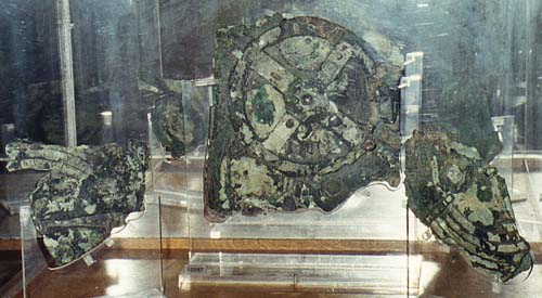 I reperti principali del Calcolatore di Antikythera, conservati al Museo Archeologico Nazionale di Atene